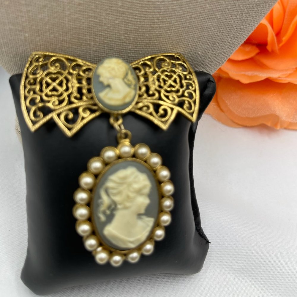 10.22.23.20- Vintage Wedgewood StyleBlue Cameo w/ faux pearls+ Gold-tones Brooch